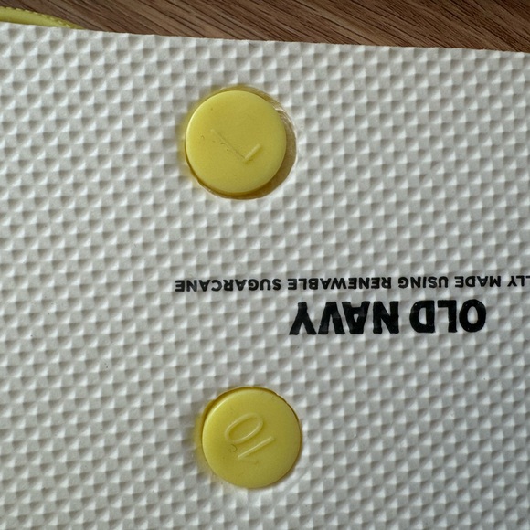 NWOT Old Navy Lemon Flip Flops - Picture 3 of 3